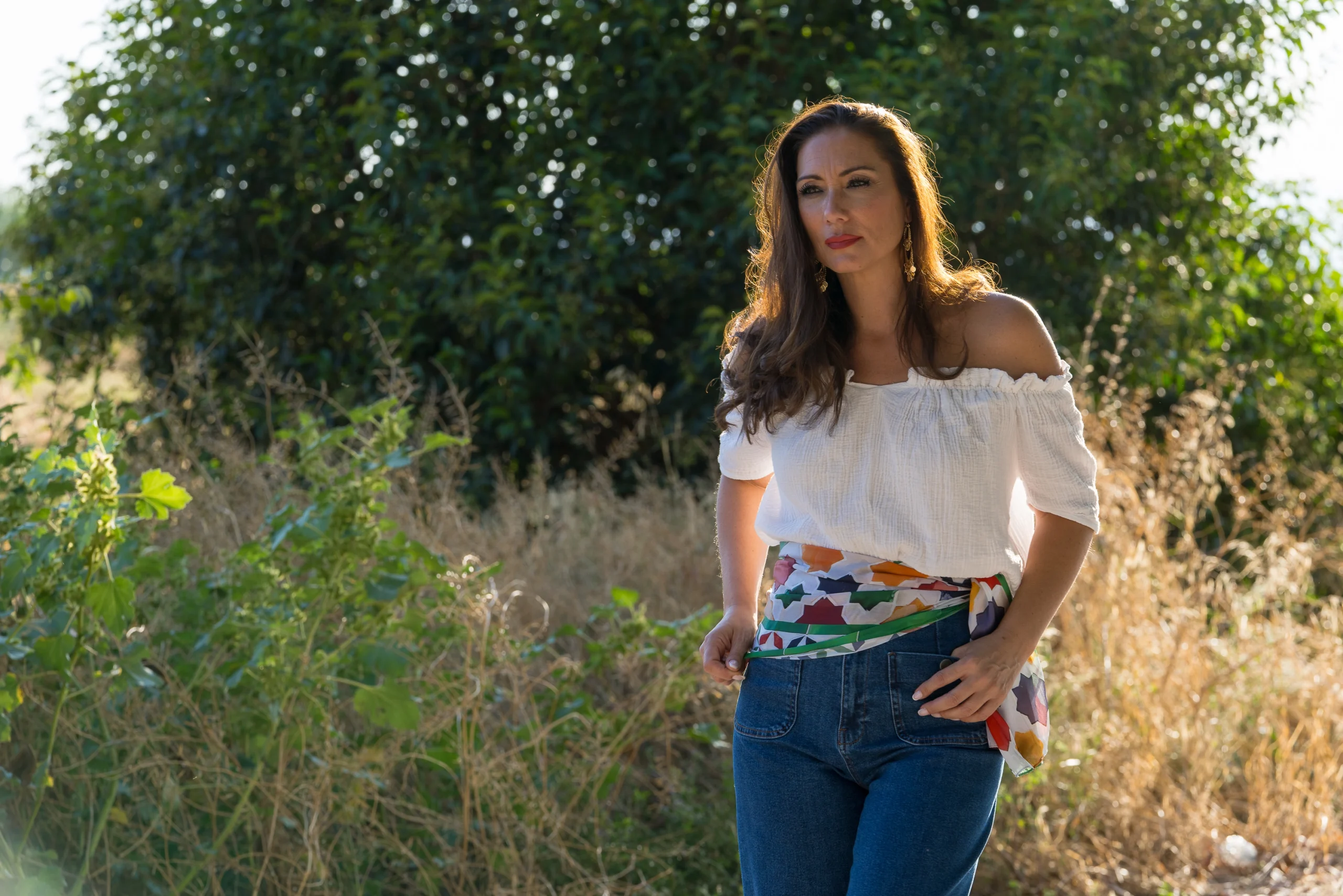 La cantaora Marina Heredia posando en un paisaje de la Vega de Granada