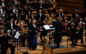 Marina Heredia cantando junto a la OSCYL
