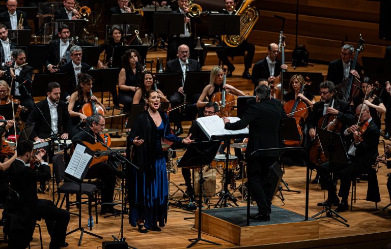 Marina Heredia cantando junto a la OSCYL