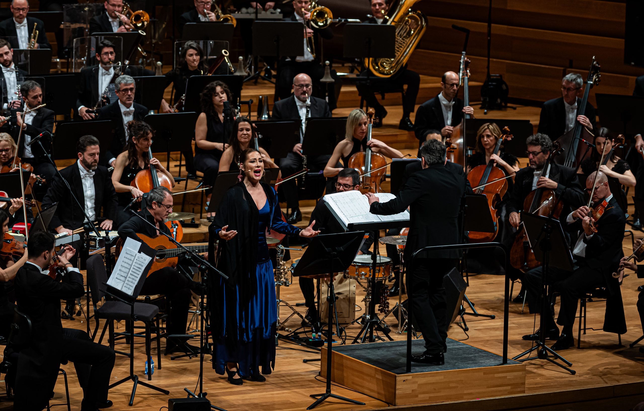 Marina Heredia cantando junto a la OSCYL