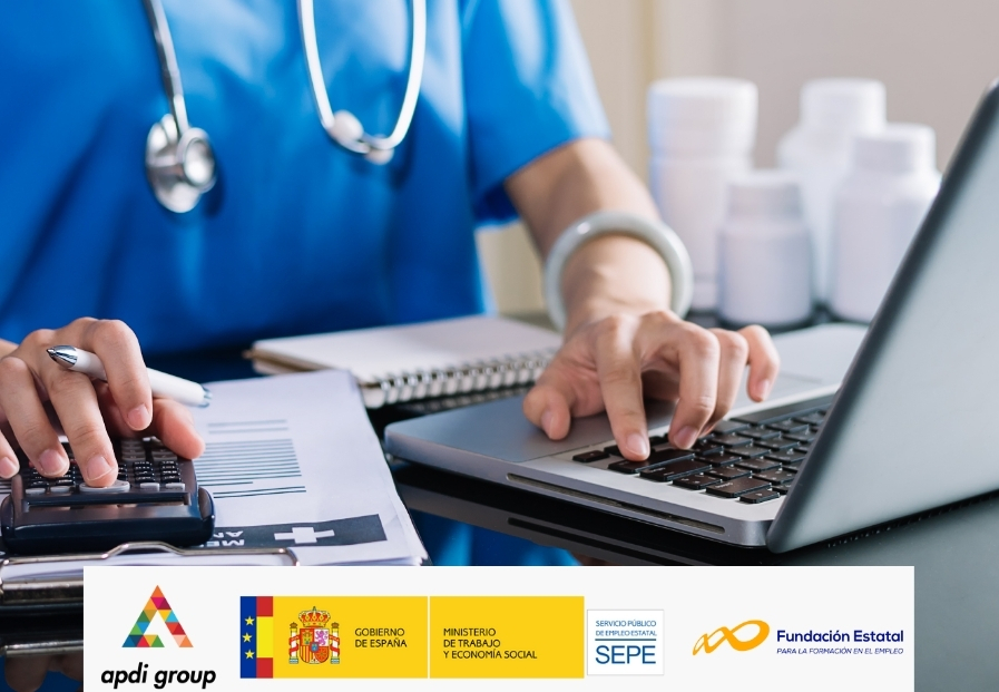 Persona del ámbito sanitario teclea en un ordenador portátil