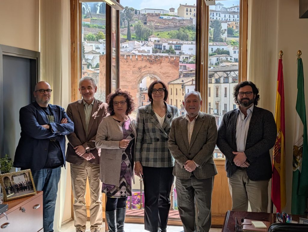 La delegada de Desarrollo Educativo de la Junta en Granada, María José Martín, junto al CEO de APDI Group, Juan Antonio Rosado (a la izquierda de la imagen; al patrono de la Fundación Unicaja en Granada, Alberto Fernández (a su izquieda); y el promotor de Festikids y Granada 2031 Unicaja Festival Fusión. Jorge Rodríguez Morata (a la derecha de la imagen), entre otros, en su despacho oficial