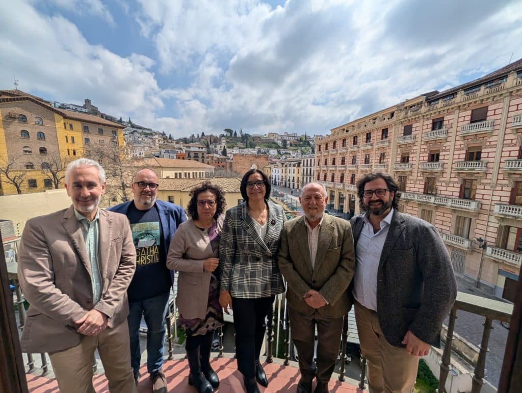 La delegada de Desarrollo Educativo de la Junta en Granada, María José Martín, junto al CEO de APDI Group, Juan Antonio Rosado (a la izquierda de la imagen; al patrono de la Fundación Unicaja en Granada, Alberto Fernández (a su izquieda); y el promotor de Festikids y Granada 2031 Unicaja Festival Fusión. Jorge Rodríguez Morata (a la derecha de la imagen), entre otros, en su despacho oficial