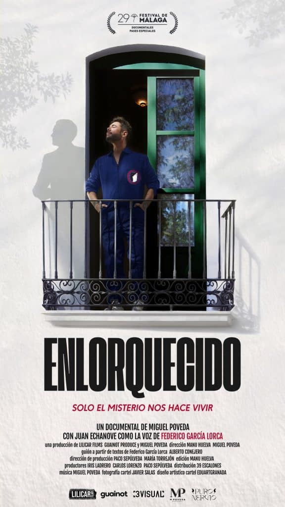 Cartel de la película documental "Enlorquecido" del artista Miguel Poveda, con el cantaor en un balcón de la casa museo Huerta de San Vicente de Granada