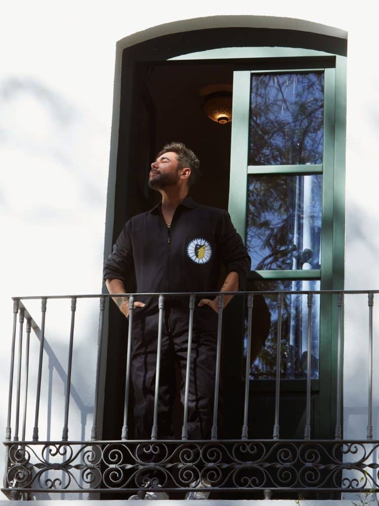 El cantaor Miguel Poveda en un balcón de la Casa Museo Federico García Lorca en la Huerta de San Vicente de Granada