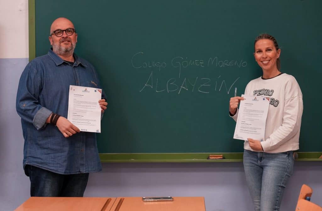 El CEO de APDI Group, Juan Antonio Rosado, y la directora del colegio público Gómez Moreno de Granada, Sara Arteaga, firman la donación de libros a la biblioteca del centro