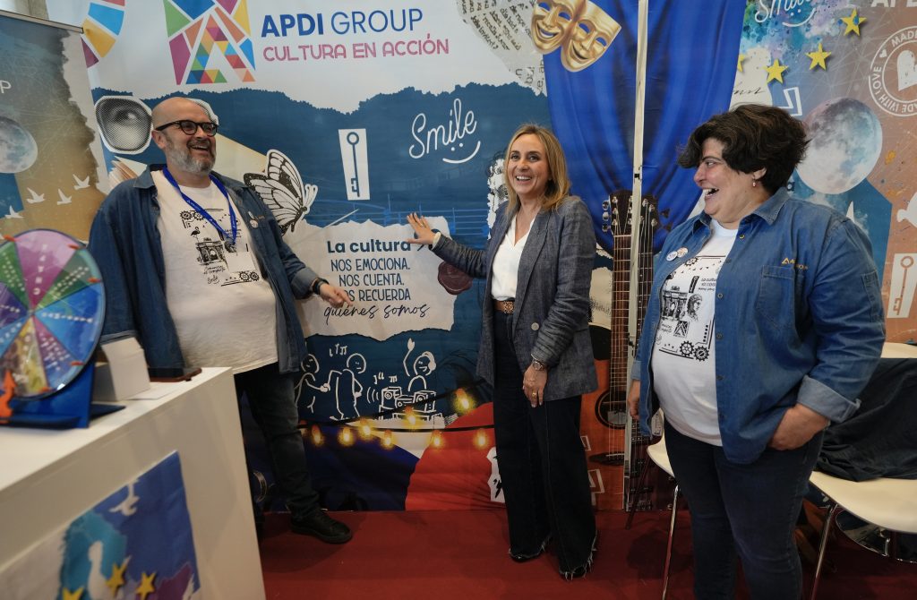 La alcaldesa de Granada (c), Marifrán Carazo, junto al CEO de APDI Group, Juan Antonio Rosado, y la codirectora, Ana Polo, en el expositor de esta empresa en la Feria de Empleo de Granada 2026