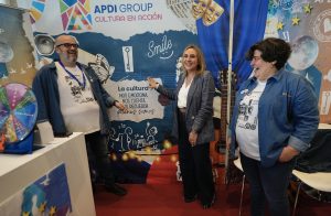 La alcaldesa de Granada (c), Marifrán Carazo, junto al CEO de APDI Group, Juan Antonio Rosado, y la codirectora, Ana Polo, en el expositor de esta empresa en la Feria de Empleo de Granada 2026