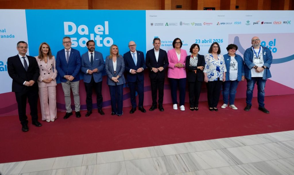 Foto de familia tras la inauguración de la Feria de Empleo de Granada 2025